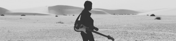JuMaS Hintergrund Gitarrenspieler vor Wüste 2